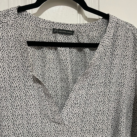 Adrianna Papell White w/ Black Specks Print Women’s Top Flutter Sleeves Size 2X - Picture 6 of 10
